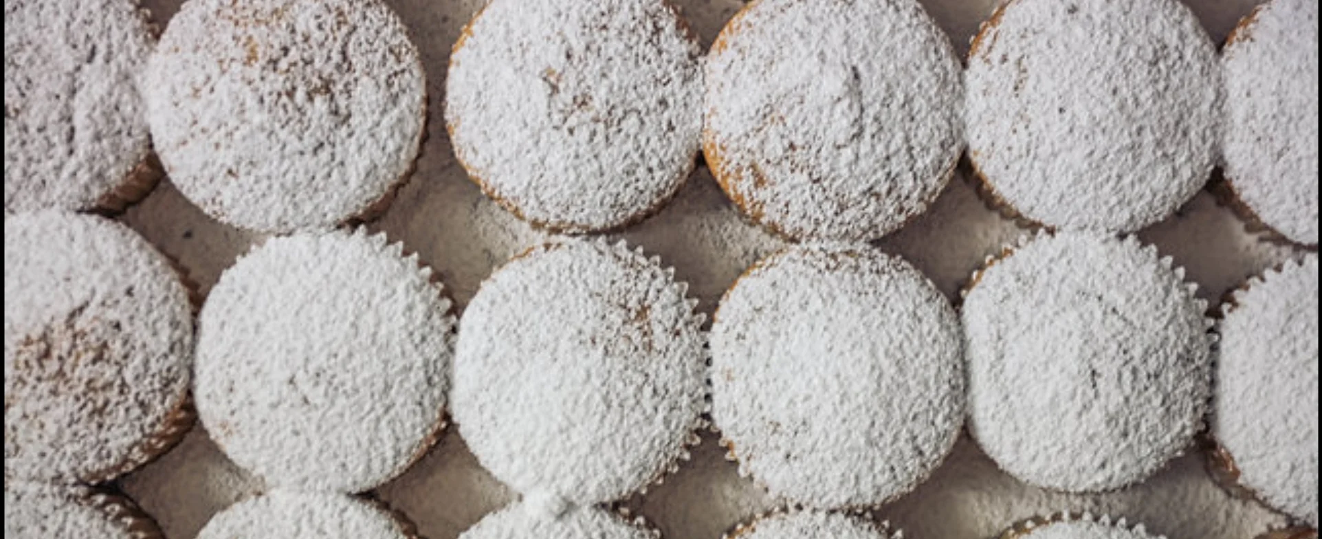 Muffins with powdered sugar on top